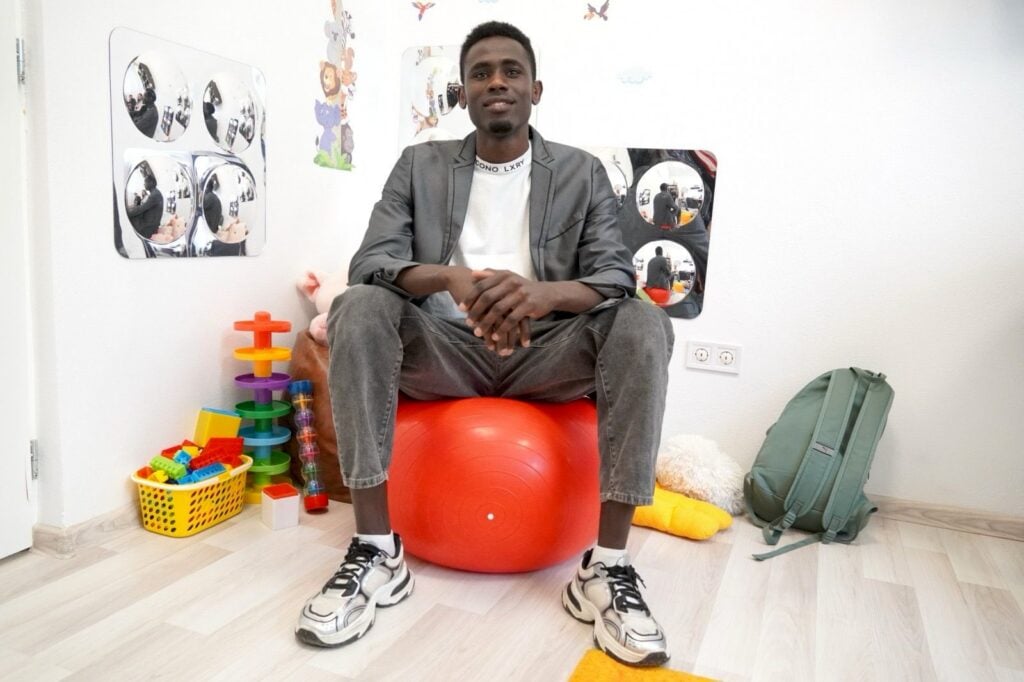 Ahmat Oumar Maki este student la Sibiu de mai bine de doi ani. Sursa foto: Facebook / Daniela Cîmpean, președinta CJ Sibiu