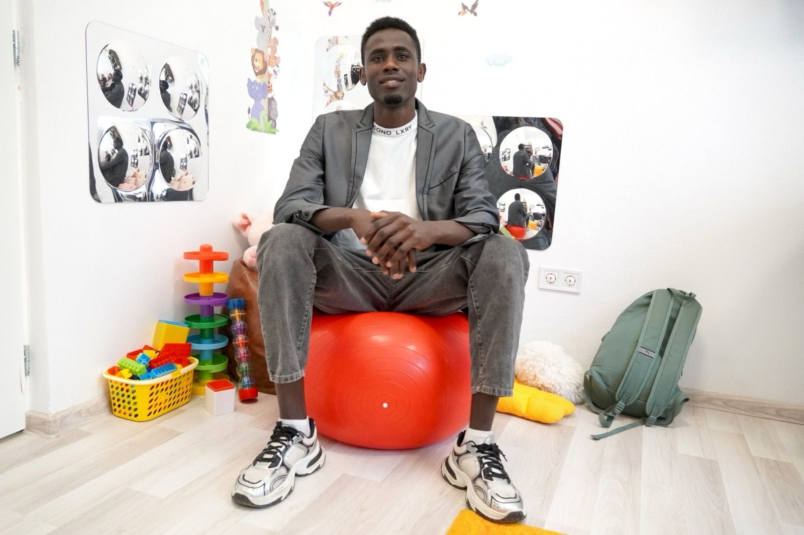 Ahmat Oumar Maki este student la Sibiu de mai bine de doi ani. Sursa foto: Facebook / Daniela Cîmpean, președinta CJ Sibiu