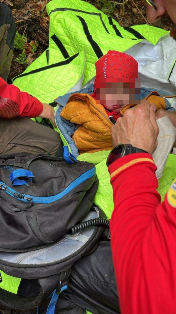 Salvamontiștii au fost primii care au ajus la copil, după ce acesta a fost descoperit din elicopter