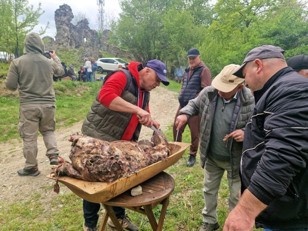 La eveniment au venit și localnici care n-au urcat în viața lor până la cetate. Foto: turnulsfatului.ro