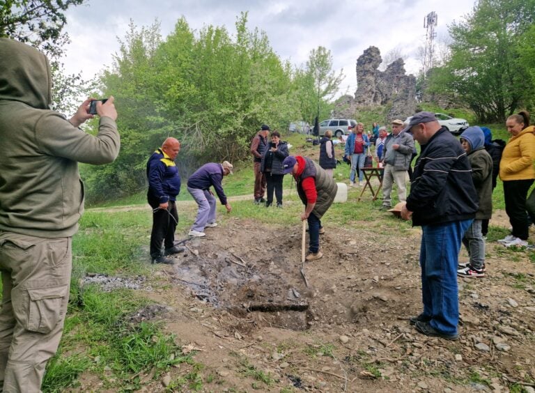 După 22 de ore de stat la gătit, berbecul învelit în lut este scos din groapă. Foto: turnulsfatului.ro