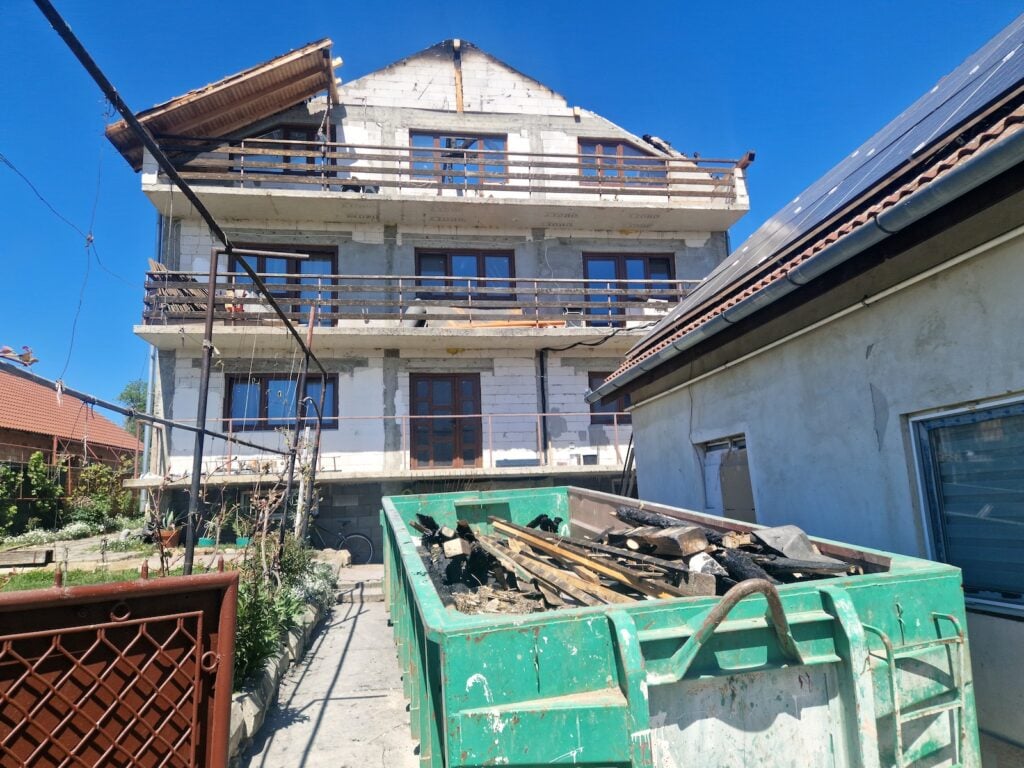 Gospodăria lui Nicolae Bera se află în stânga curții unde a izbucnit incendiul. Foto: turnulsfatului.ro