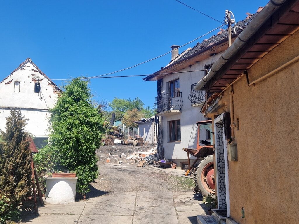 Curtea în care a izbucnit incendiul. Foto: turnulsfatului.ro