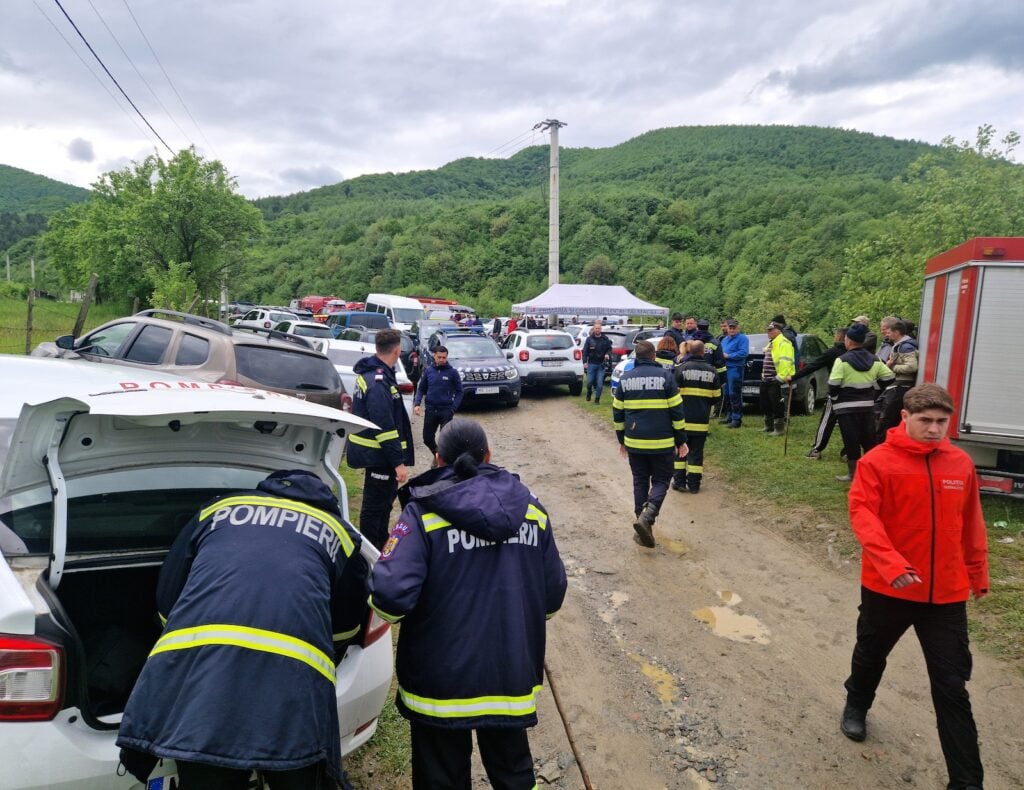 Autorități și voluntari participă la acțiunile de căutare a copilului dispărut. Foto: turnulsfatului.ro