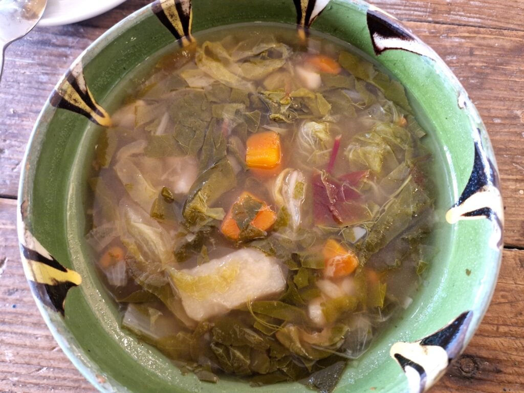 Ciorbă de verdețuri și legume la Michelsberger Haus. Sursa foto: turnulsfatului.ro