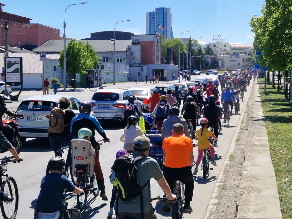 coloana biciclisti coposu