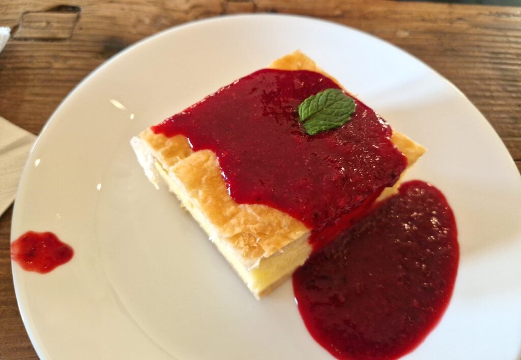 Cremșnit cu sos de fructe la Michelsberger Haus. Sursa foto: turnulsfatului.ro