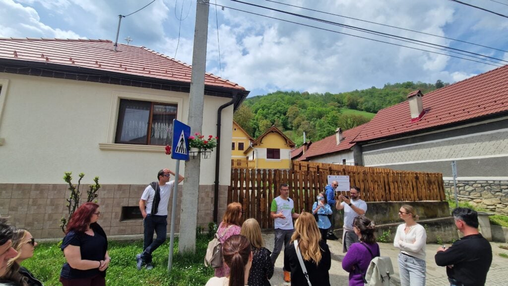 Cristian Cismaru în fața unei case recent restaurată. Foto: Turnulsfatului.ro