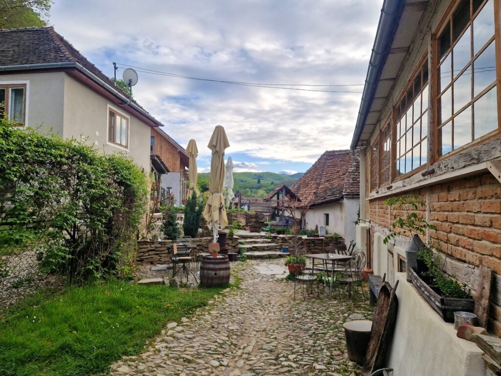 Curtea pensiunii și punctuui gastronomic local Michelsberger Haus. Sursa foto: turnulsfatului.ro
