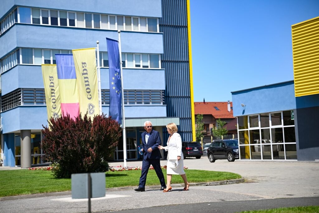Astrid Fodor și Ioan Deac, în curtea Compa SA. Sursa foto: Primăria Sibiu