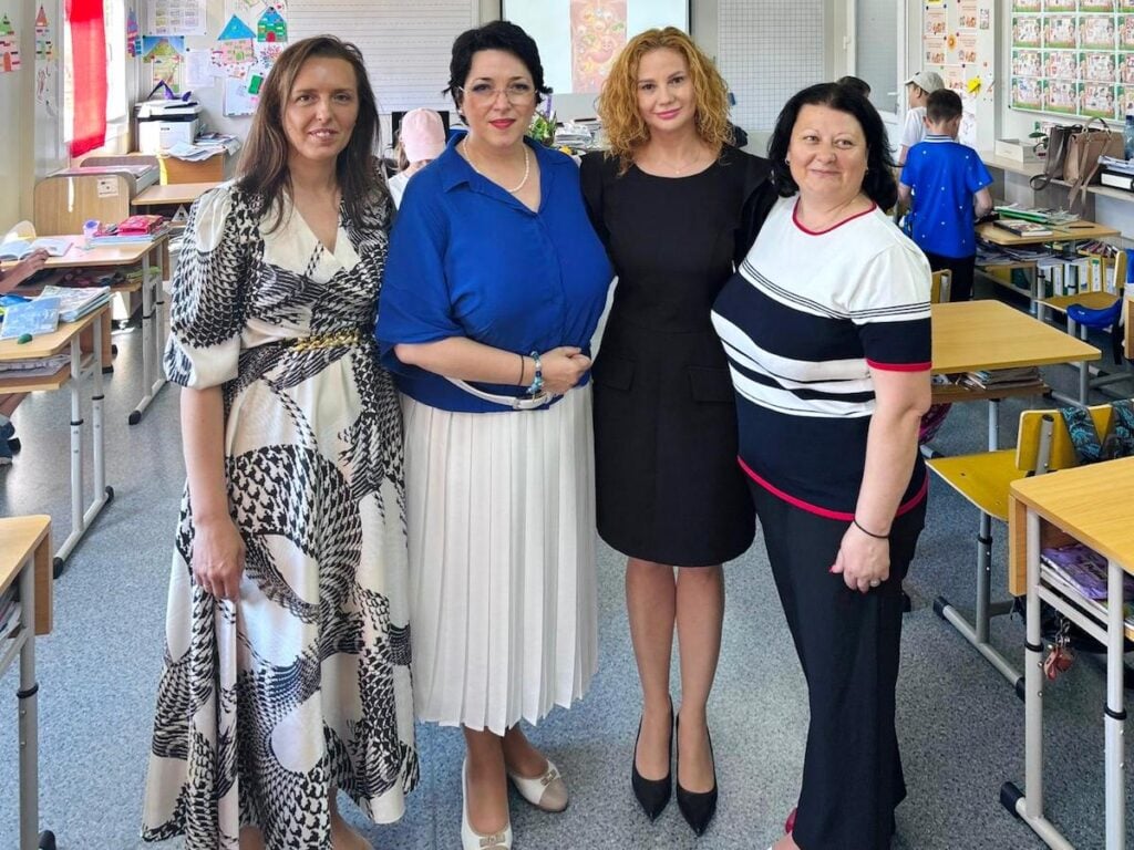 Foto de la stânga la dreapta - Mihaela Velțan, directoarea școlii, Daniela Meițescu, consilier local, dr. Doina Acromița și Vichi Mariana Prolexa, clasa a doua C