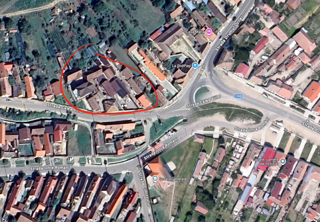 Cele trei gospodării afectate de incendiul de sâmbătă. Sursa foto: captură Google Earth