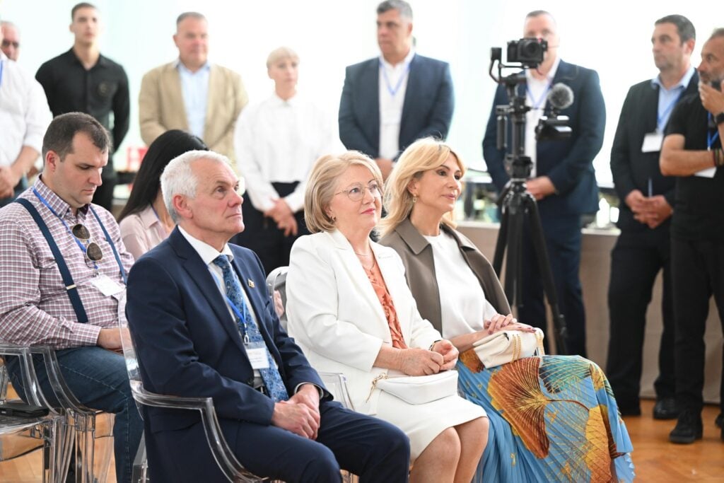 Mircea Crețu, alături de primarul Astrid Fodor și deputatul Raluca Turcan. Foto: Primăria Sibiu