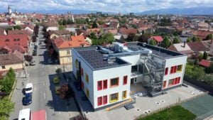Sus pe o terasă cu un peisaj demn de cele mai reușite cărți poștale sunt amplasate panouri fotovoltaice și panouri solare. Foto / Video - Bogdan Brylinski