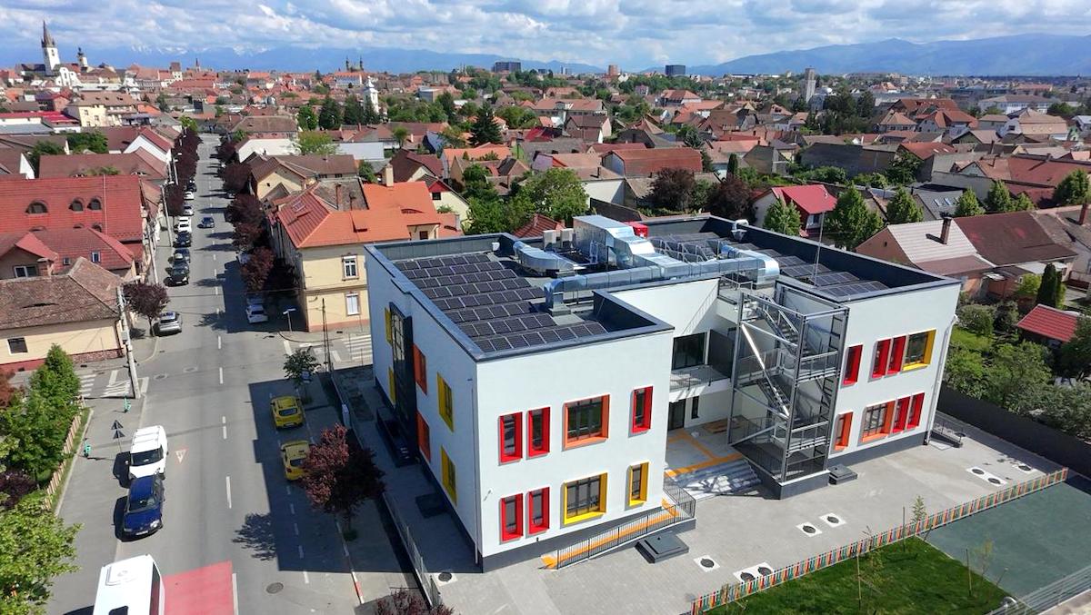 Sus pe o terasă cu un peisaj demn de cele mai reușite cărți poștale sunt amplasate panouri fotovoltaice și panouri solare. Foto / Video - Bogdan Brylinski