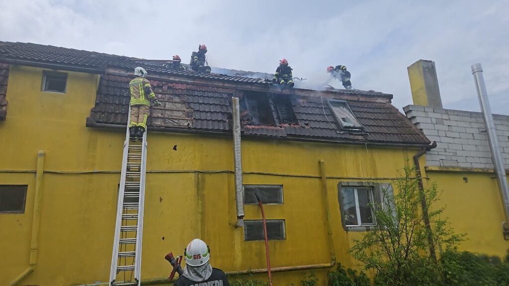 Arde o casă din Șura Mică/Foto: ISU Sibiu