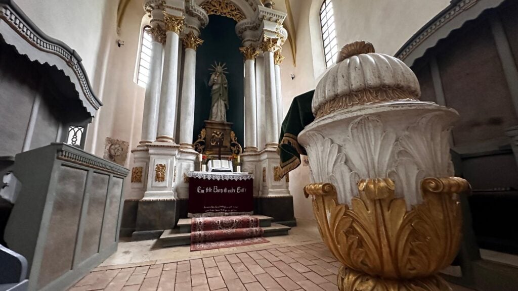 interior biserica ruja