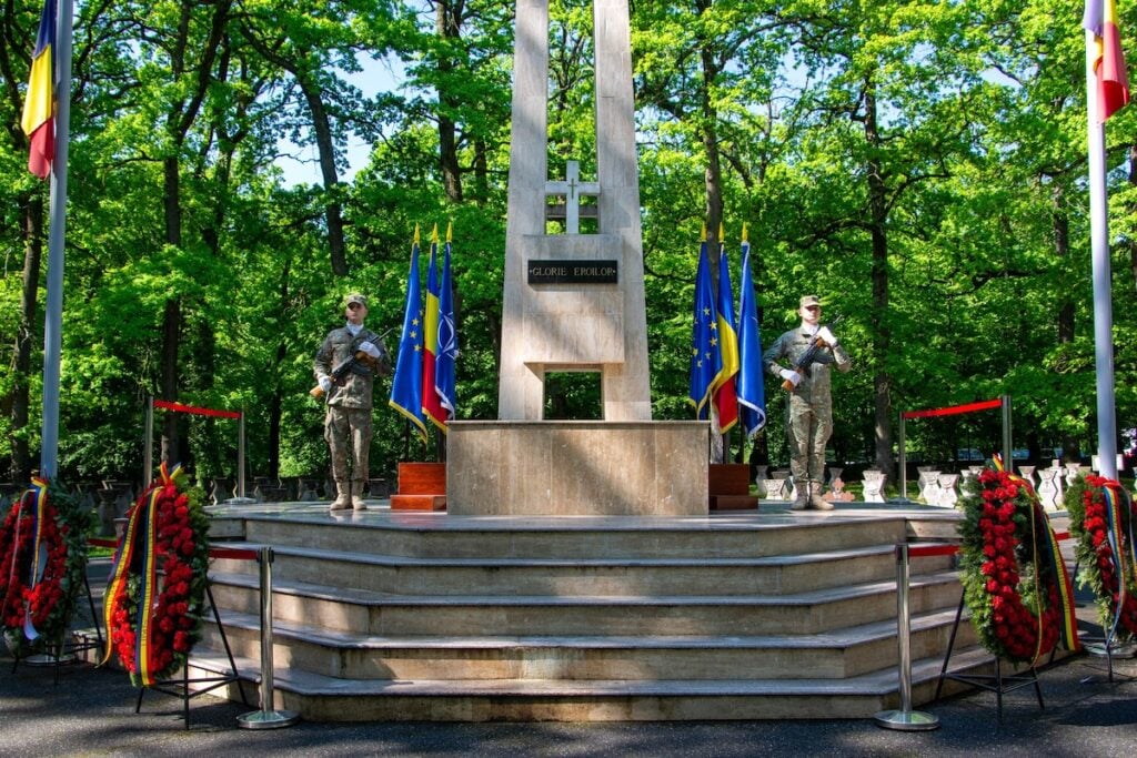 monumentul eroilor, padurea dumbrava, aft10