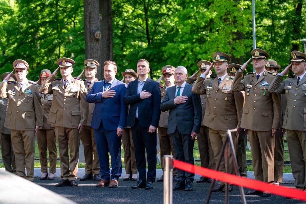 monumentul eroilor, padurea dumbrava, aft12