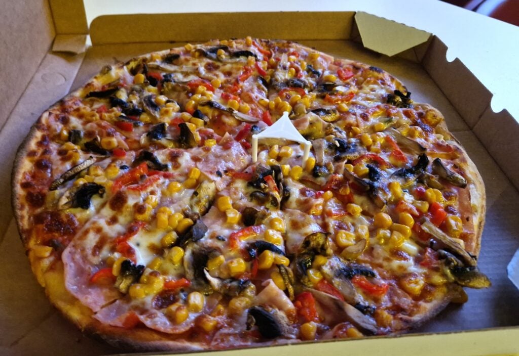 Pizza romana la Taverna Amicii. Foto: turnulsfatului.ro