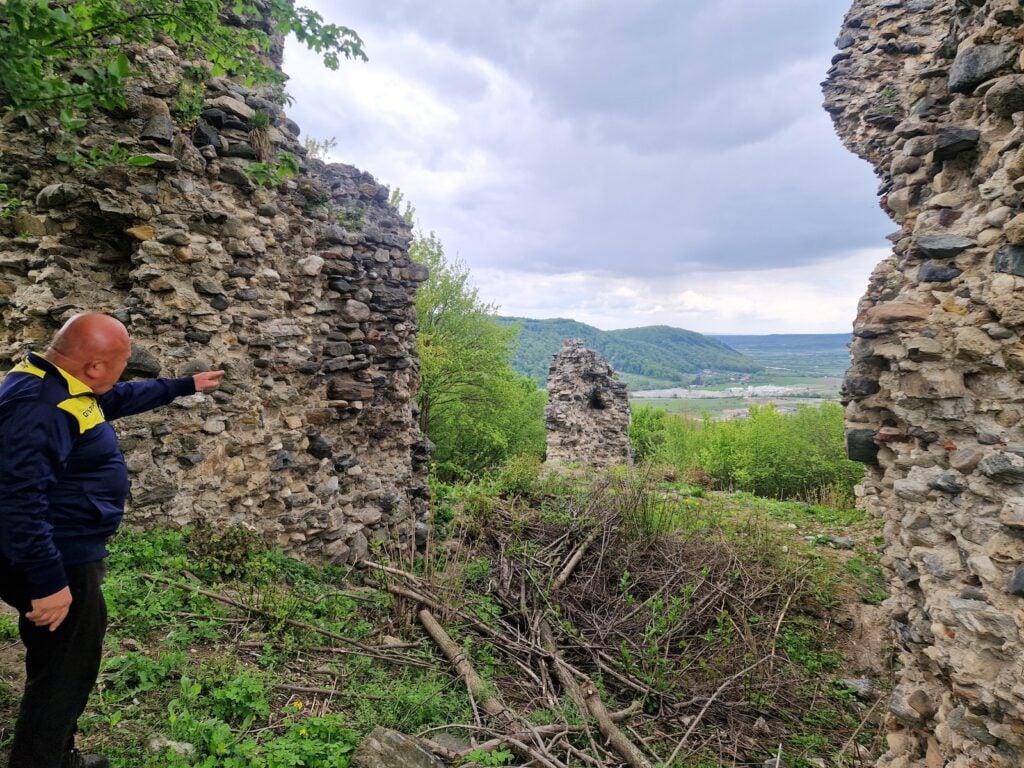 Constantin Lotrean între ruinele cetății șterse din documentele oficiale. Sursa foto: turnulsfatului.ro