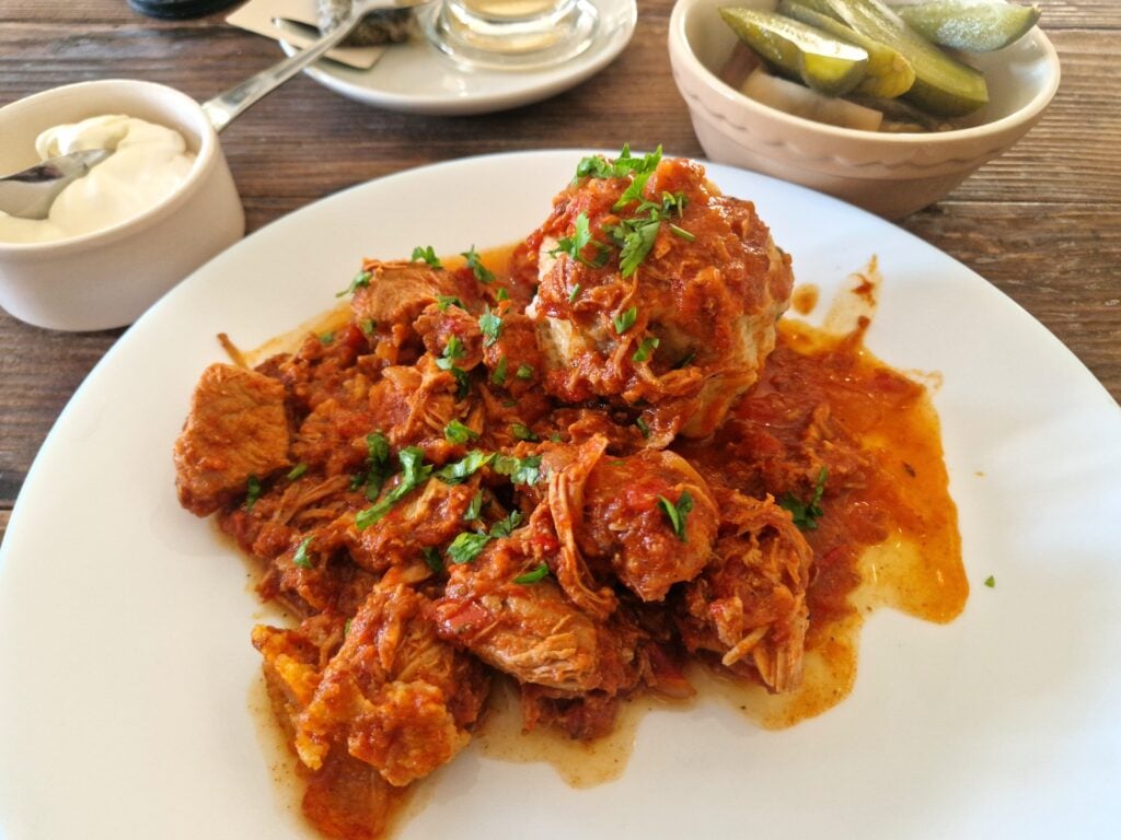 Tocană ardelenească de porc la Michelsberger Haus. Sursa foto: turnulsfatului.ro