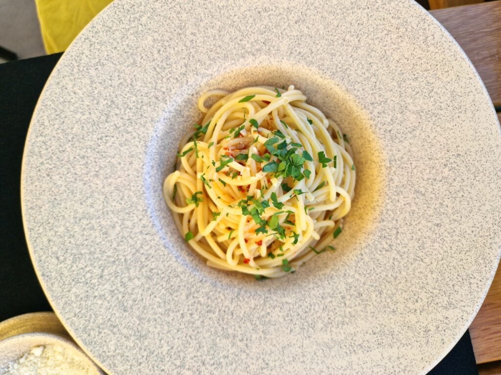 Spaghete cu usturoi, ulei și ardei iute, la Serata. Foto: turnulsfatului.ro