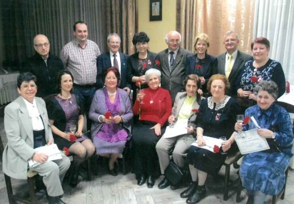 Foto centru, cu pulover roșu este prof. univ. dr. Elena Macavei. În dreapta ei, în costum gri este prof. Ana năfrămiță. Sursa foto: arhivă personală Elena Macavei