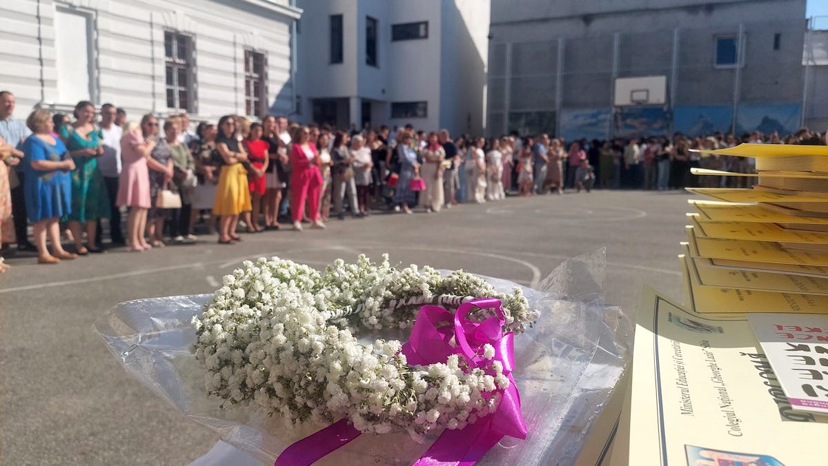Pentru o mare parte dintre elevii din Sibiu clopoțelul de final de an a sunat astăzi. Filiera tehnologică mai are o săptămână. Foto: turnulsfatului.ro