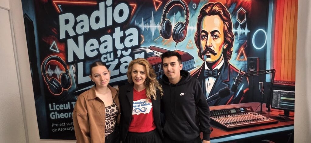 Cătălina Tămășel (foto mijloc), încadrată de Sara Stoișor și Ionuț David, moderatori