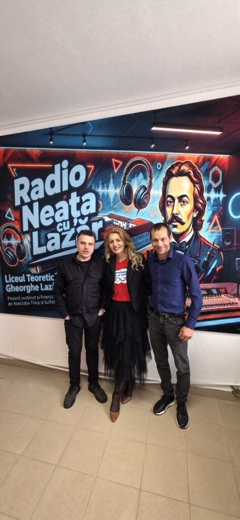 Cătălina Tămășel încadrată de Luca Marcel, director Liceul Teoretic Gheorghe Lazăr Avrig (foto stânga) și Adrian Marcu, Impact Sound DJ