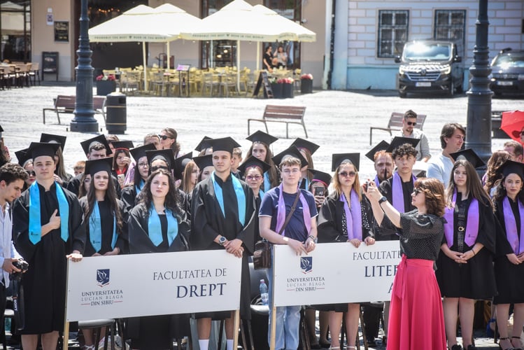 Studenții la Festivitatea de absolvire/Foto: Silvana Armat/turnulsfatului.ro