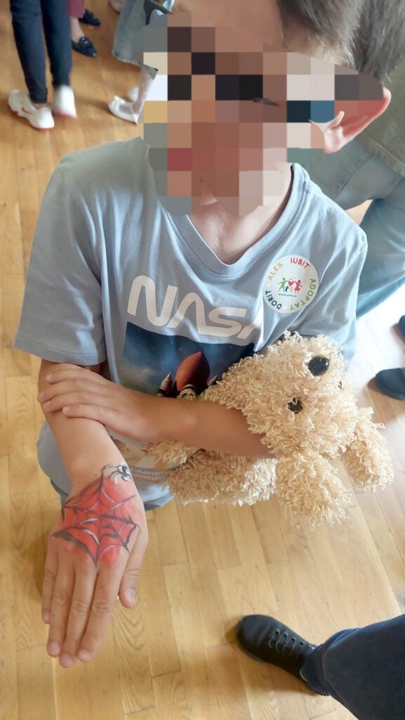 Darius este alături de mama sa în poza principală a materialului