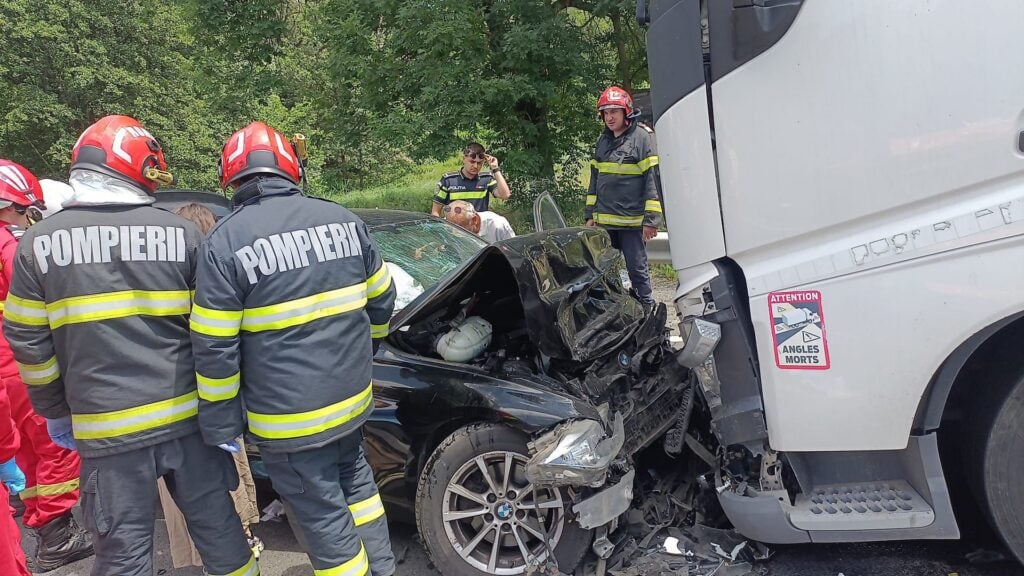 Ambii pasageri au avut nevoie de intervenția echipelor de descarcerare. Foto: ISU Sibiu