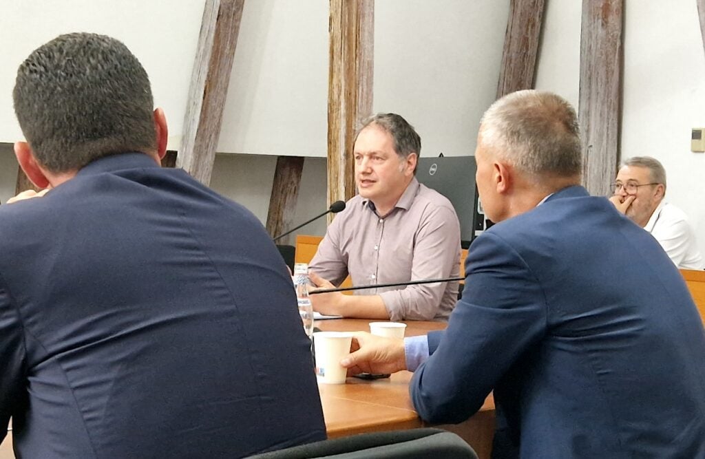 Adrian Roșca, fost președinte al filialei Sibiu - Vâlcea al Ordinului Arhitecților din România, în fața consilierilor locali ai Sibiului. Foto: turnulsfatului.ro