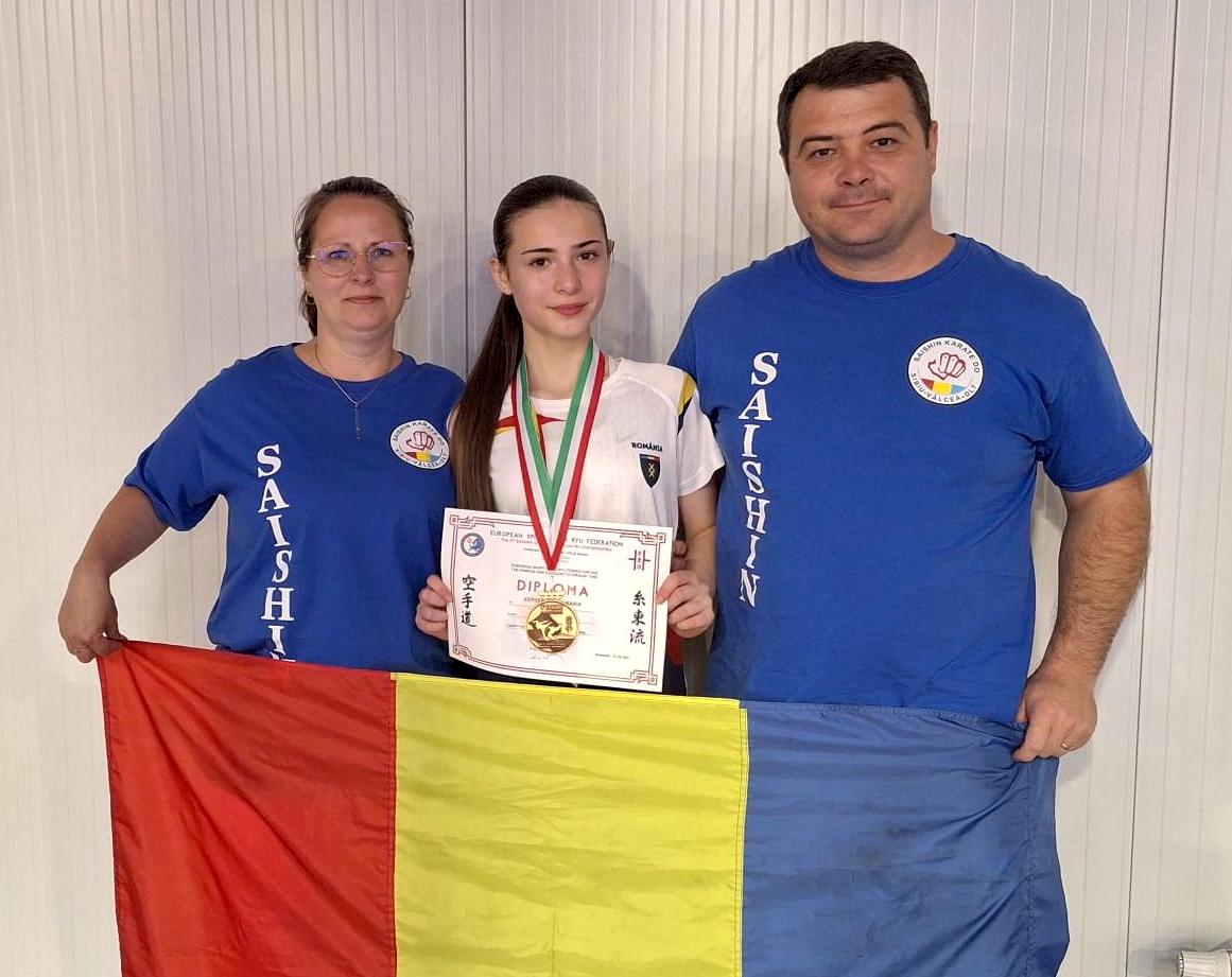 Ana Maria alături de părinții săi. Sursa Foto: Oana Trâmbițașu, echipa părinților