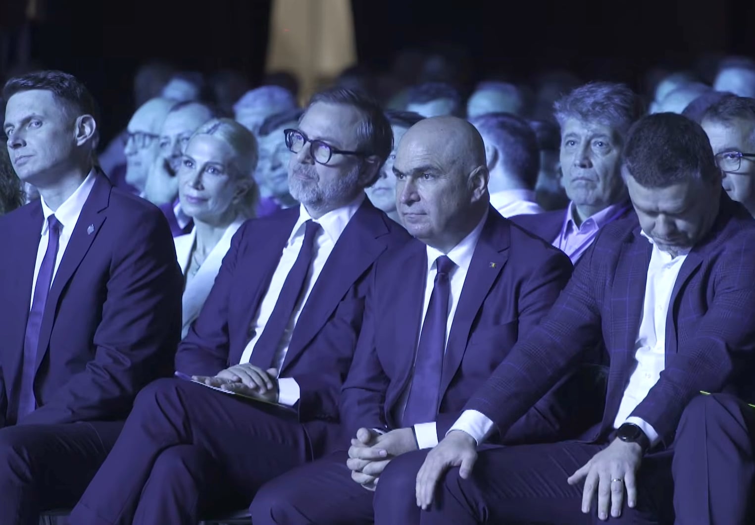 Congresul extraordinar al PNL. Raluca Turcan, în spatele lui Robert Sighiartău, Dan Motreanu, Ilie Bolojan și Ciprian Ciucu. Sursa foto: captură transmisie PNL