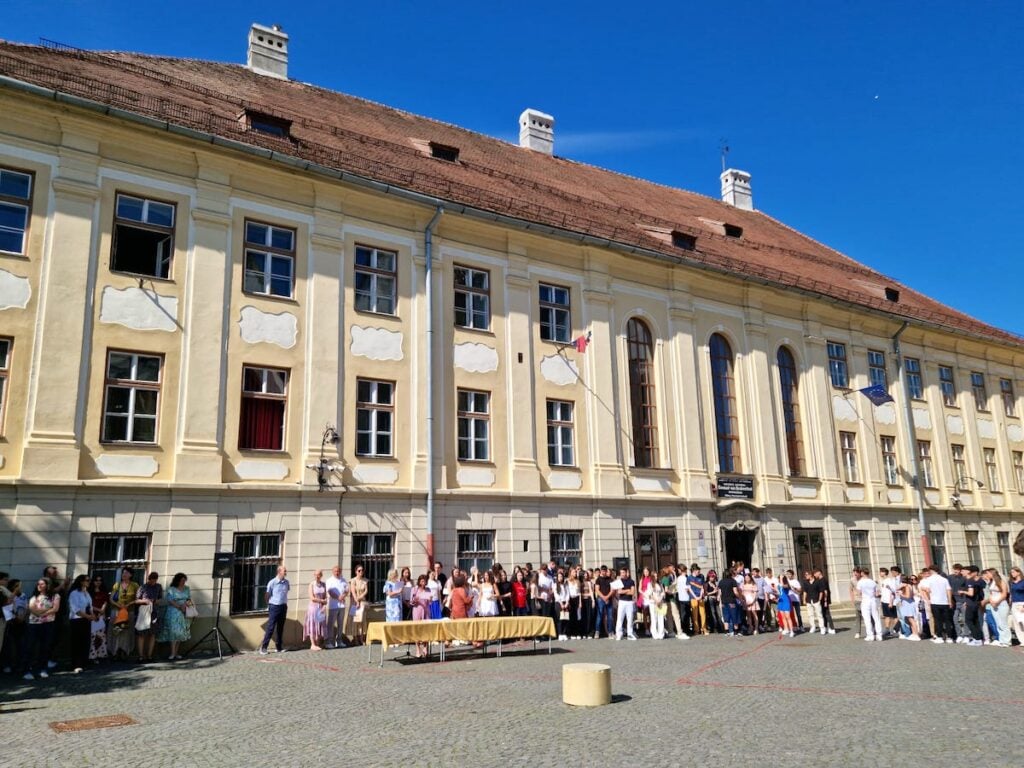 Elevii Colegiului Național „Samuel von Brukenthal” distinși la final de an școlar pentru rezultatele obținute la olimpiade și concursuri școlare. Foto: turnulsfatului.ro