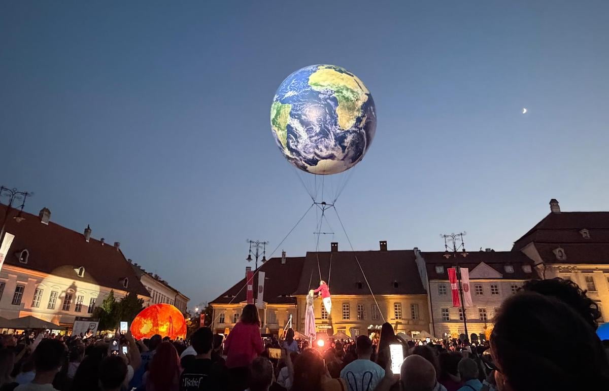 Cosmo în Piața Mare la FITS 2026/Foto: turnulsfatului.ro