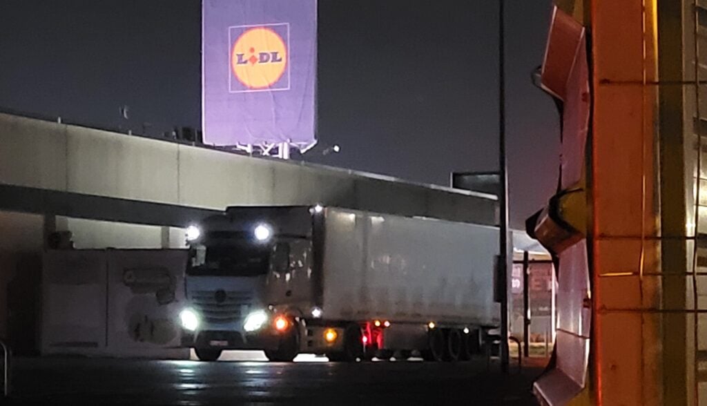 Alarmele pornesc de fiecare dată când ajunge un camion pentru aprovizionare. Foto: cititor turnulsfatului.ro