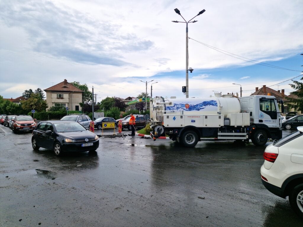 Inclusiv asfaltul a fost dislocat de presiunea apei. Foto: turnulsfatului.ro