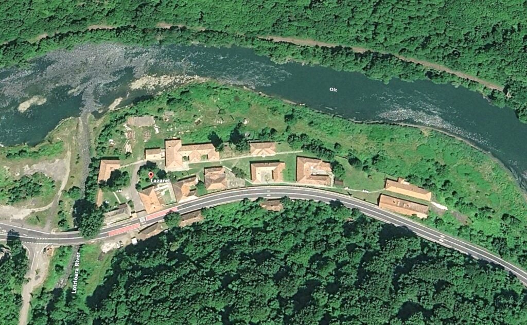 Centrul din Lazaret se află chiar pe malul Oltului. Foto: Google Earth
