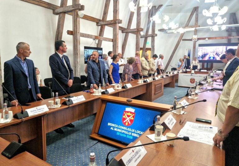 Consilierii locali ai Sibiului au votat proiecte pe care sibienii din sală le cereau respinse. Foto: turnulsfatului.ro