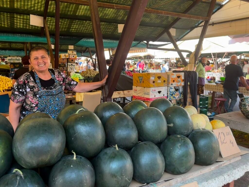 Eugenia a adus pepenii de Dăbuleni în Piața Cibin/Foto: turnulsfatului.ro