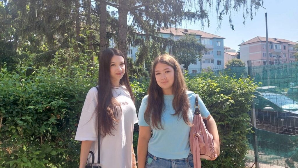 Roxana, foto dreapta, alături de colega și prietena ei Sabina