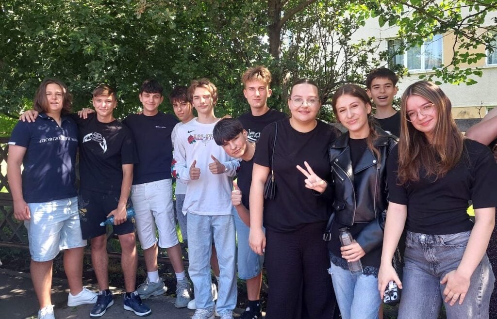 Au scăpat de emoțiile examenului. Mai au rezultatele și repatizarea și se pot bucura de vacanță. Foto: turnulsfatului.ro