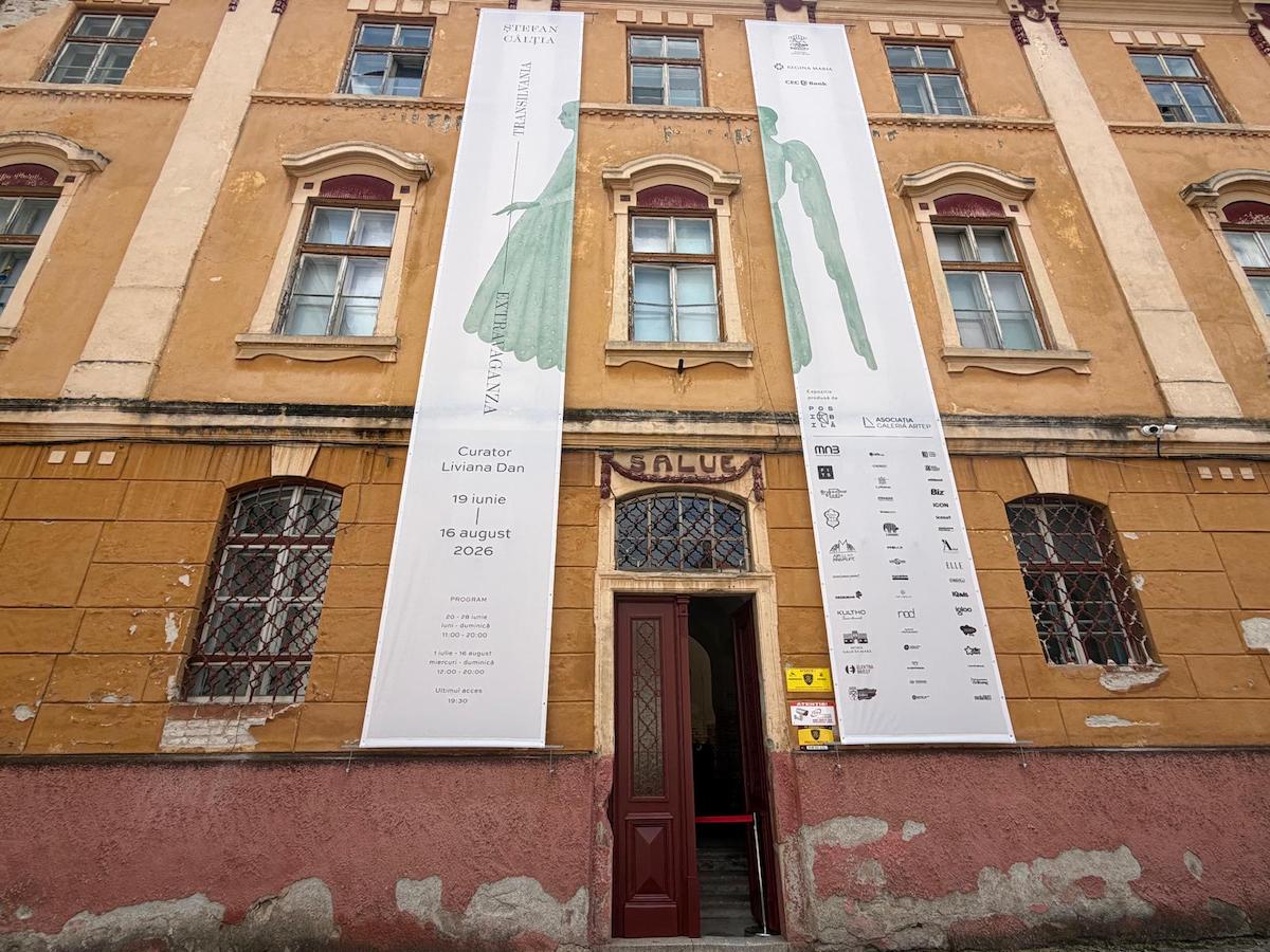Ploaia de luni a dus la închiderea temporară a expoziției dedicată lui Ștefan Câlția/Foto: turnulsfatului.ro