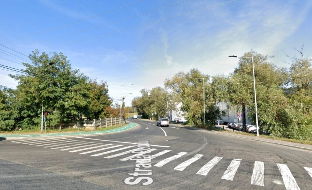 Faptul că de la coborârea de pe A1 și până la intrarea pe strada Podului nu este niciun indicator de intrare în municipiul Sibiu a devenit probă de anulare a amenzilor pentru viteză. Foto: Google Street View