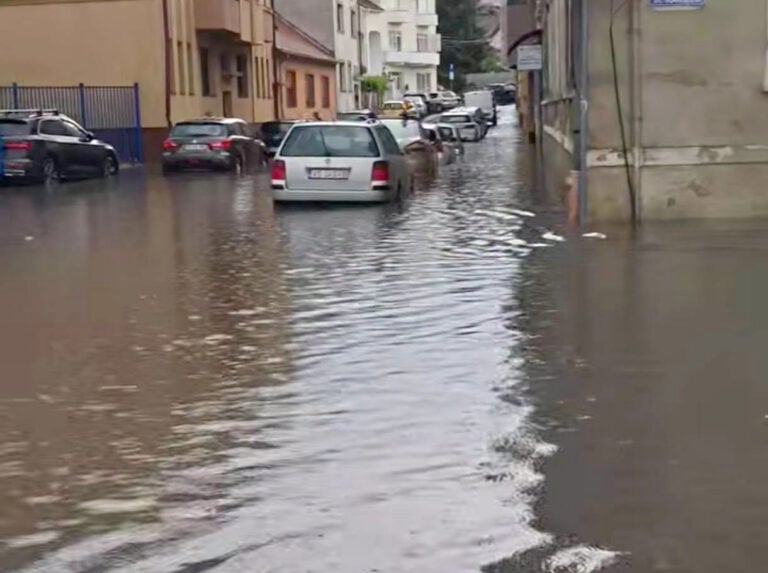 Numeroase străzi din Sibiu au fost inundate, luni după-amiaza. Foto Meteoplus / Facebook
