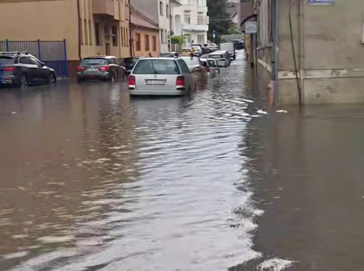 Numeroase străzi din Sibiu au fost inundate, luni după-amiaza. Foto Meteoplus / Facebook